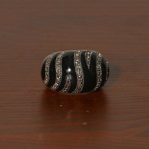 Silver ring domed style marked 925 - Onyx and Marcasite